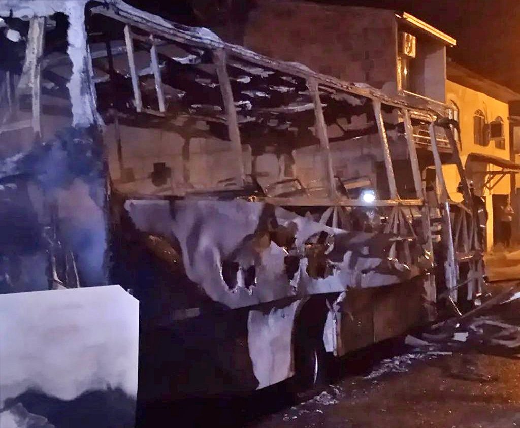 Vídeo: Ônibus pega fogo no distrito de Funil, em Cambuci