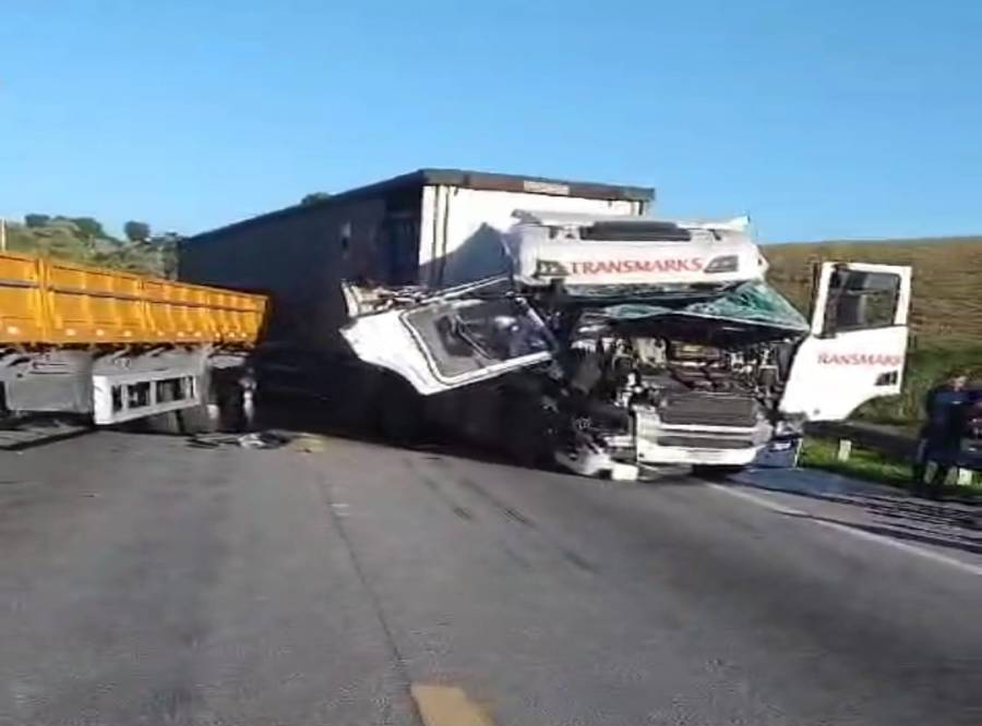 Engavetamento interdita o km 176 da BR-101 em Macaé