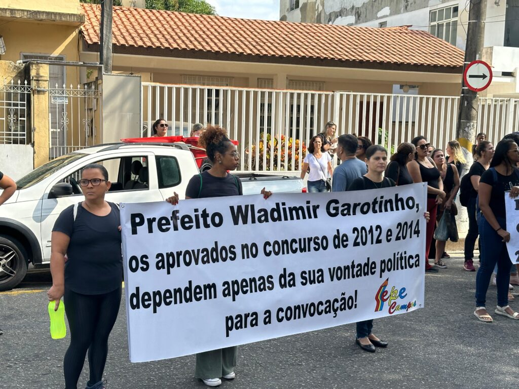 Concursados da Educação em Campos fazem manifestação em frente a Prefeitura exigindo contratação