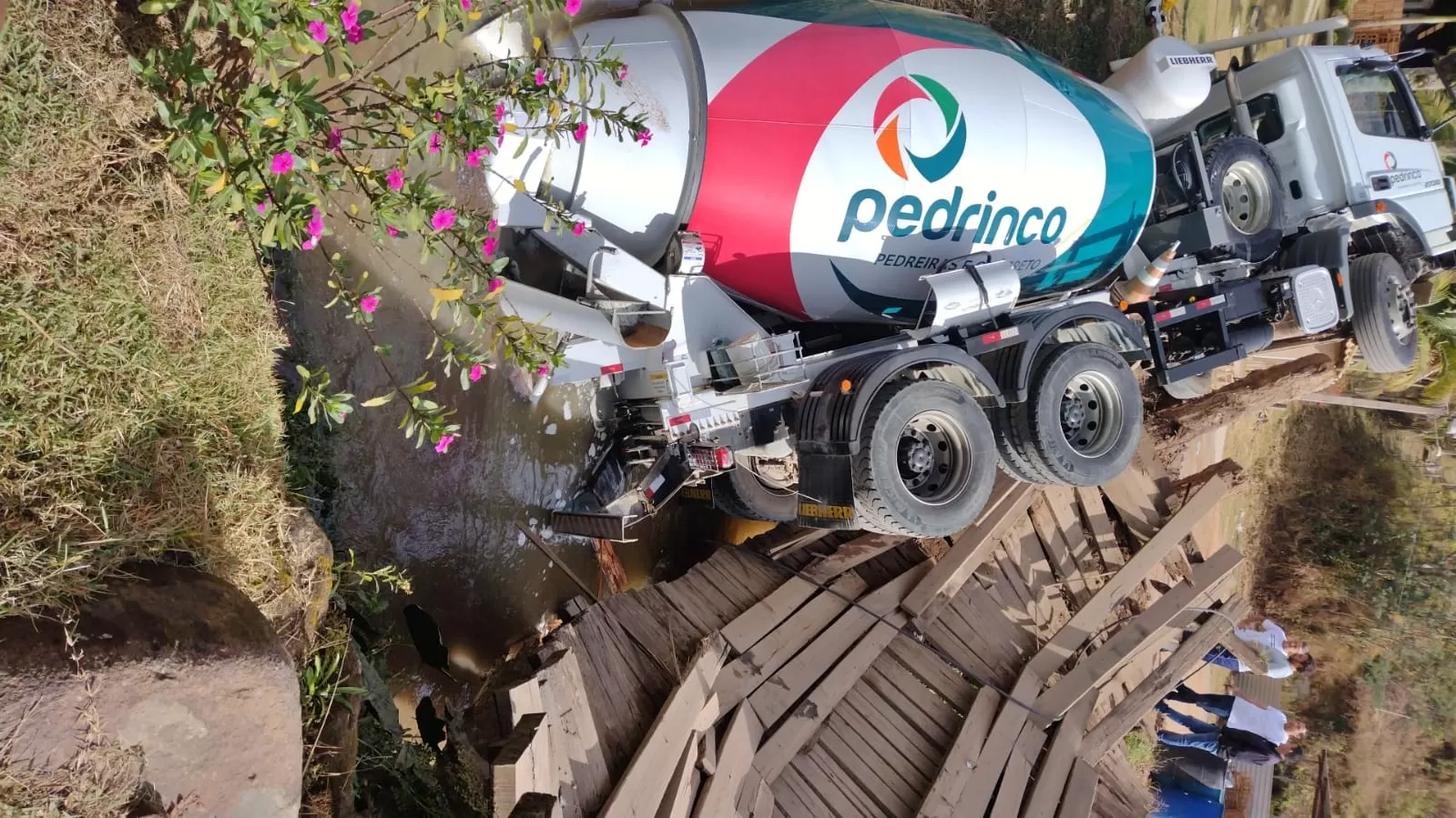 Ponte de madeira não suporta peso de caminhão e desaba em Sumidouro