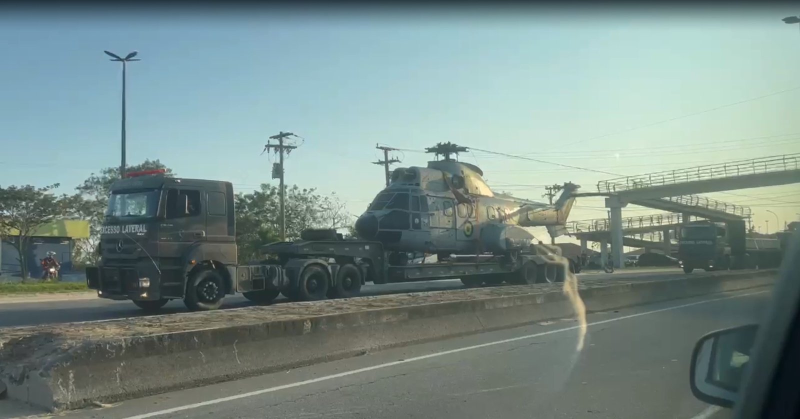 Helicóptero da Marinha transportado por caminhão bate em fios e trânsito é interditado em São Pedro da Aldeia