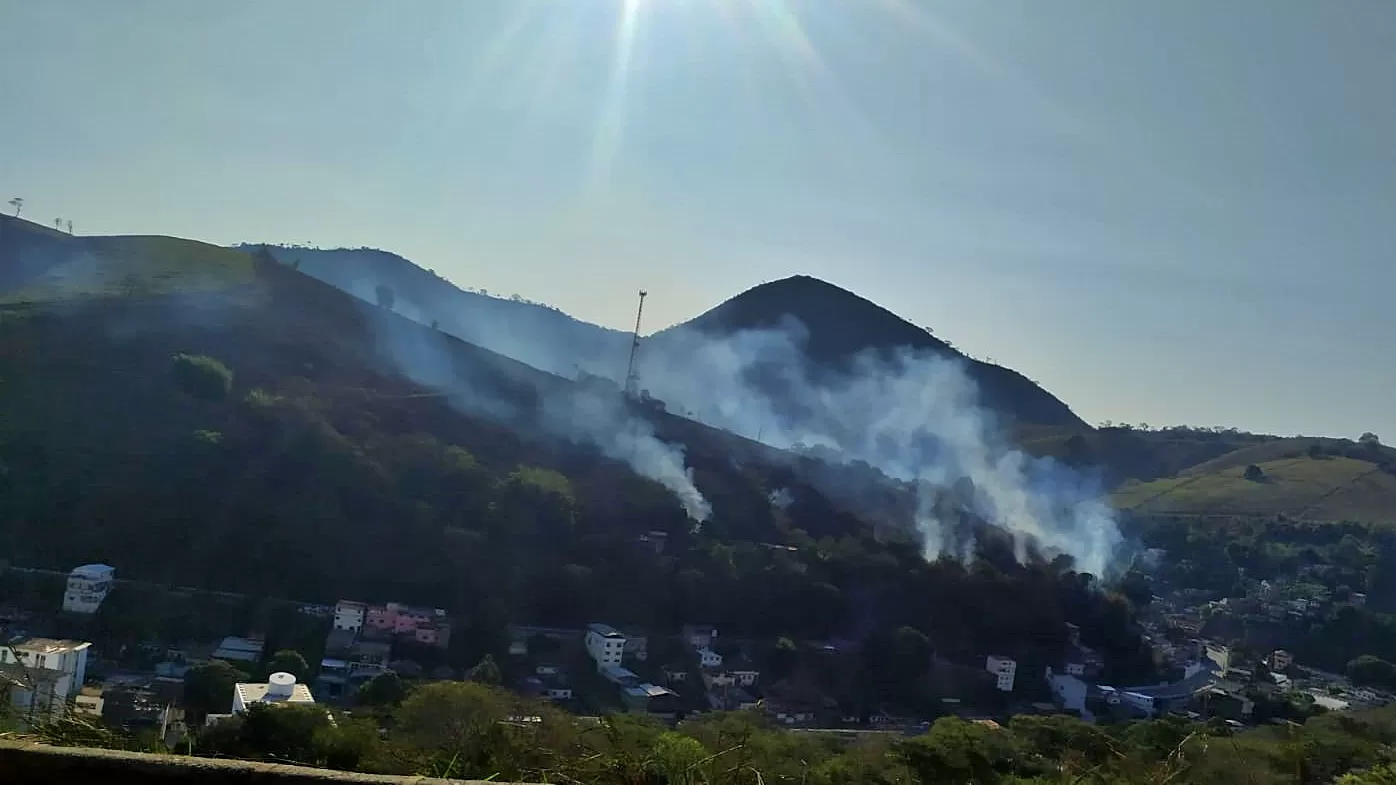 Incêndio atinge vegetação em área central de Cantagalo