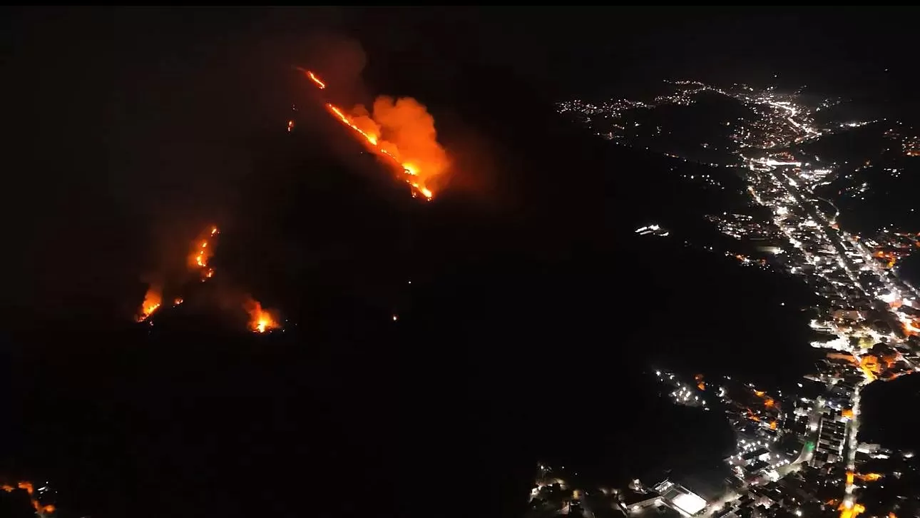 Imagens aéreas mostram fogo destruindo mata no entorno de Friburgo