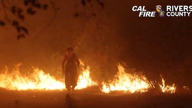 Mulher é resgatada após surgir em incêndio na Califórnia; veja as imagens