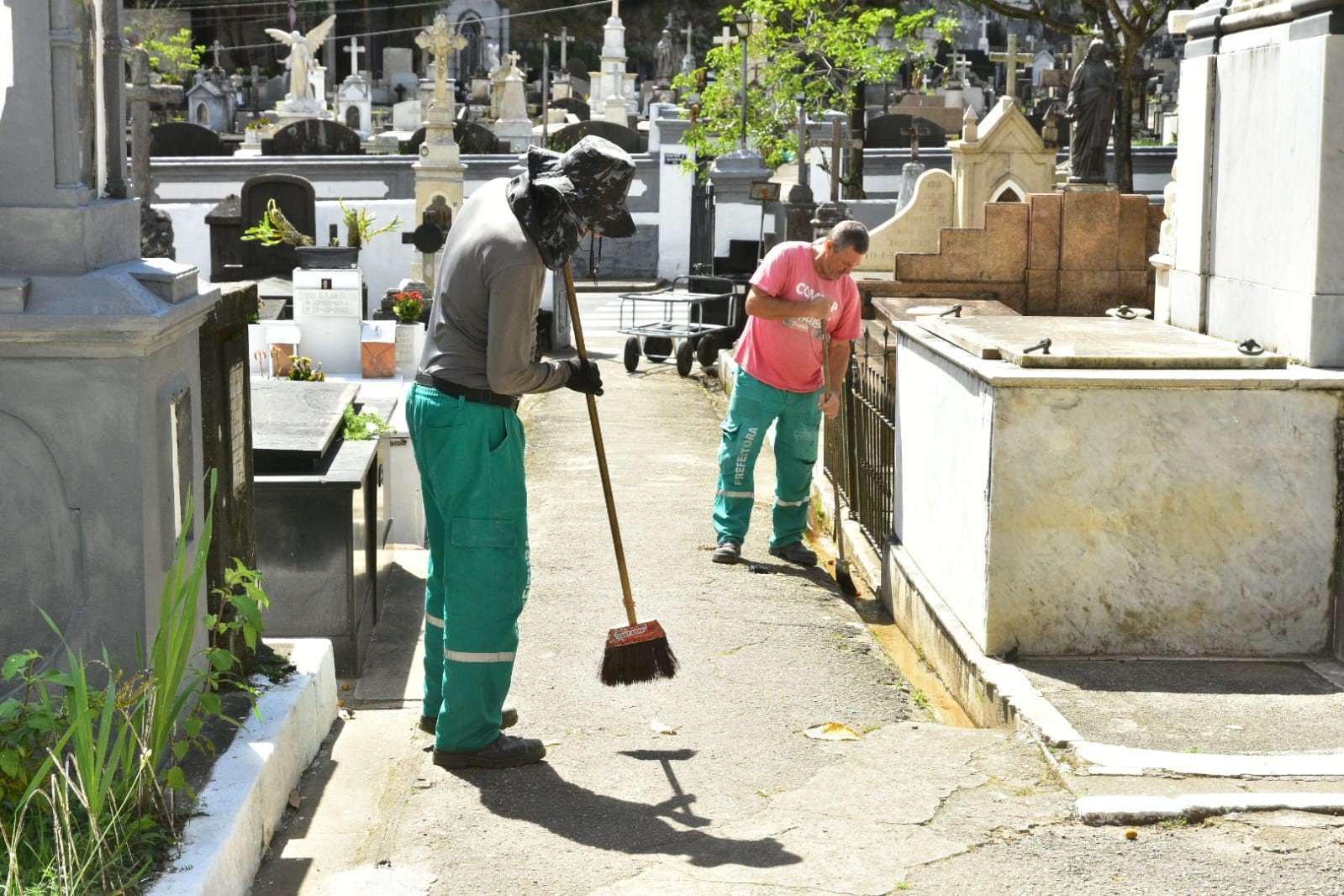 Cemitérios de Petrópolis são preparados para o Dia de Finados, neste 2 de novembro