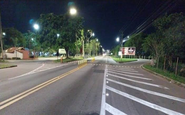 Tachões redutores de velocidade são instalados nos acessos ao Shopping Estrada em Campos