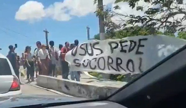 Servidores da Saúde em Cabo Frio fazem protesto contra atraso salarial e precariedade no atendimento pelo SUS