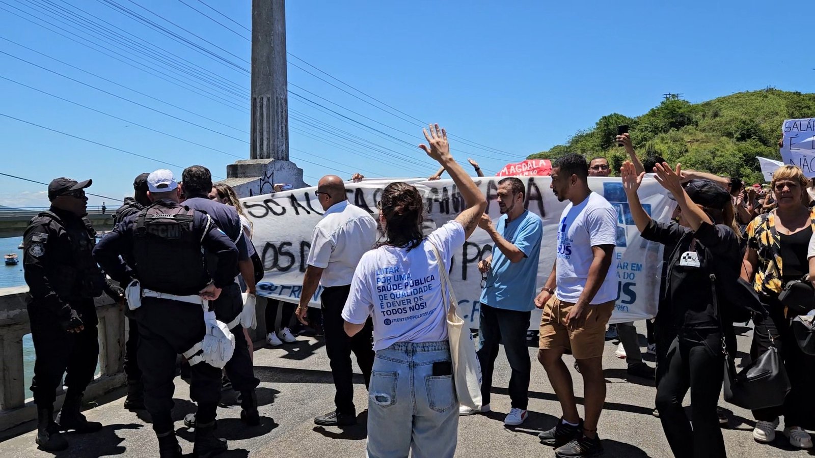 Sem receber, servidores contratados pela Prefeitura de Cabo Frio fazem protesto