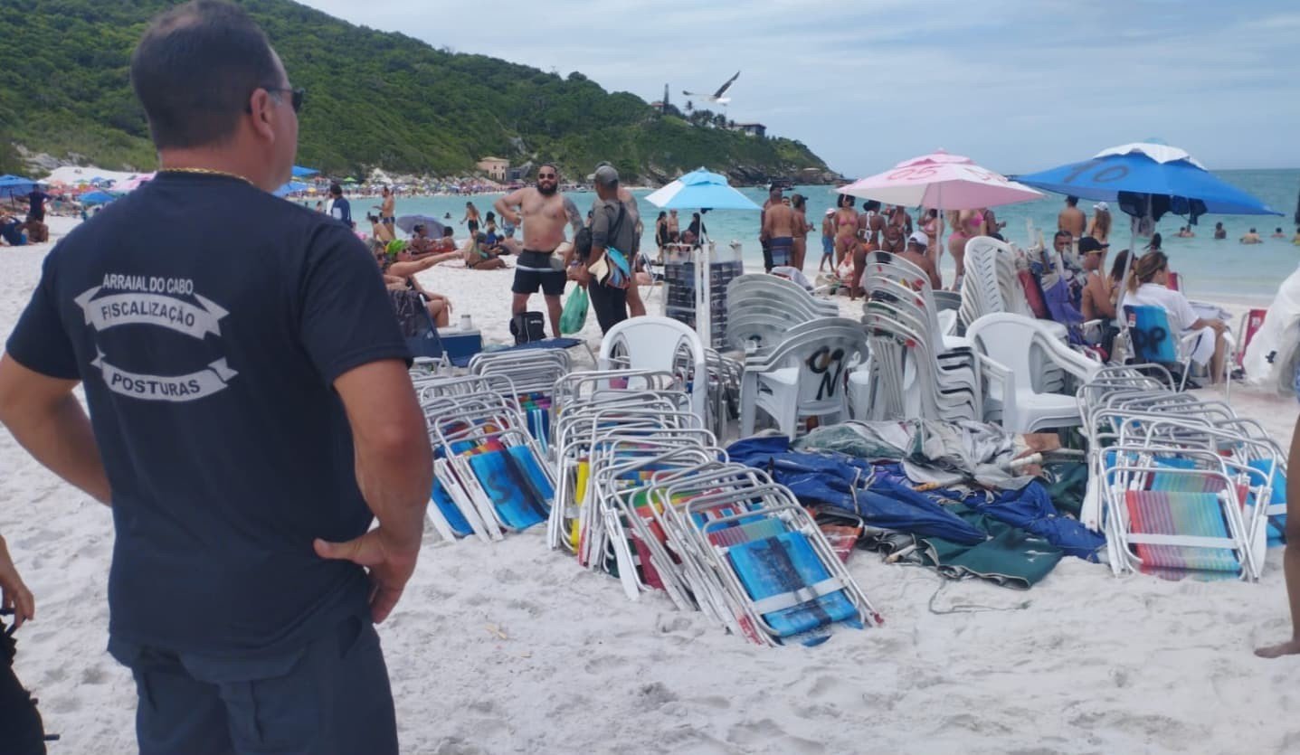 VÍDEO: guarda-sóis usados em esquema de cobrança abusiva de barraca de praia são descobertos enterrados na areia do Pontal do Atalaia, em Arraial do Cabo