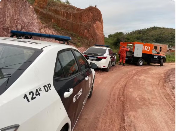 Cova rasa com corpo e ossada é descoberta pela polícia em Saquarema