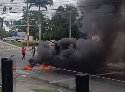 Manifestações bloqueiam trânsito em frente ao Hospital Ferreira Machado, em Campos