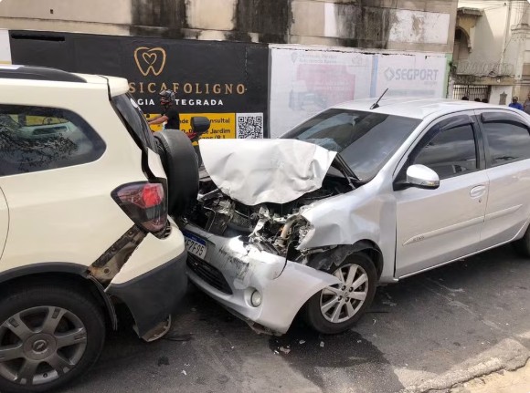 Motorista alcoolizada provoca engavetamento com três carros em Campos