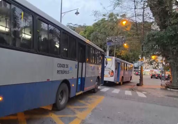 Atraso no repasse do Vale Educação em Petrópolis gera crise com empresas de ônibus e ameaça judicial