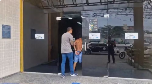 Chefe do tráfico em Duque de Caxias é preso enquanto curtia praia com a família em Cabo Frio